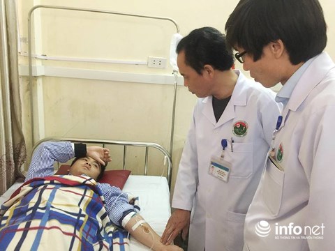 Bác sĩ Nguyễn Đình Phi bị thương khi bị người nhà bệnh nhân đánh