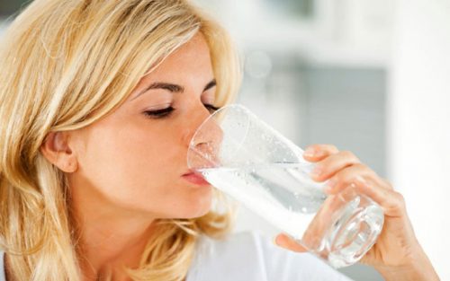Uống nhiều nước trong thời gian bạn bị sốt sẽ giúp cơ thể không bị mất nước.