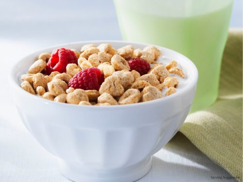 Một bát ngũ cốc kèm trái cây khô trộn sữa là bữa ăn phụ đủ chất và hiệu quả  cho các sĩ tử những lúc ôn thi căng thẳng.