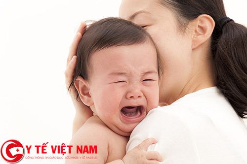 Điều dưỡng viên hướng dẫn cách làm tiêu đờm trong cổ họng trẻ sơ sinh