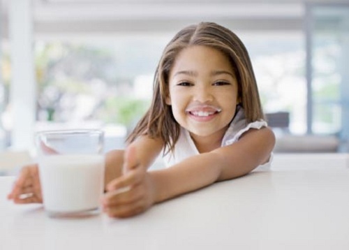Sữa là nguồn bổ sung canxi tốt cho trẻ