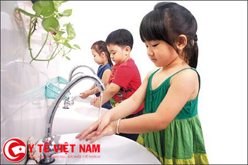 Cho trẻ rửa tay sạch bằng xà phòng