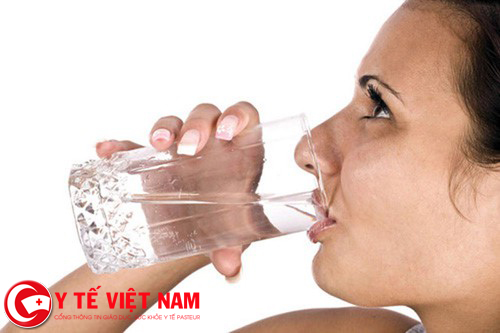 Hạn chế uống nhiều nước là giải pháp giúp hạn chế tiểu đêm