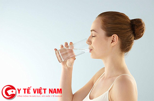 Uống đủ nước nhằm tăng độ ẩm cho da