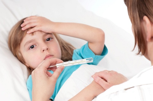 Bác sĩ chuyên khoa chia sẻ biện pháp giảm bớt khó chịu khi bị sốt cho trẻ