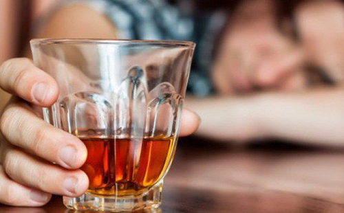 Dấu hiệu và cách xử trí khi bị ngộ độc rượu như thế nào?