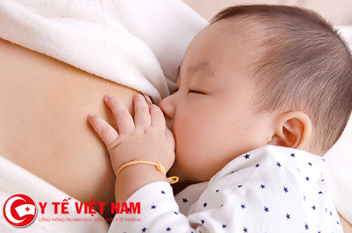 Sữa mẹ chứa đầy đủ các chất dinh dưỡng cần thiết cho sự phát triển của trẻ