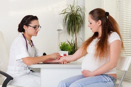 Mẹ bầu nên đi kiểm tra sức khỏe định kỳ để phát hiện sớm những dấu hiệu bất thường
