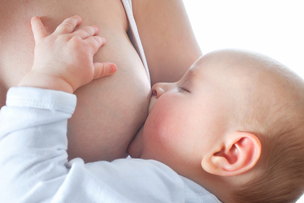 Bà mẹ sau sinh bị tắc tia sữa thường có biểu hiện đau tăng dần lên