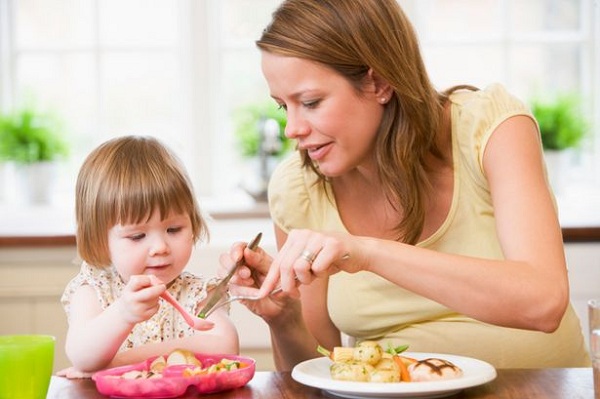 Cho trẻ ăn đúng cách để nhanh hồi phục