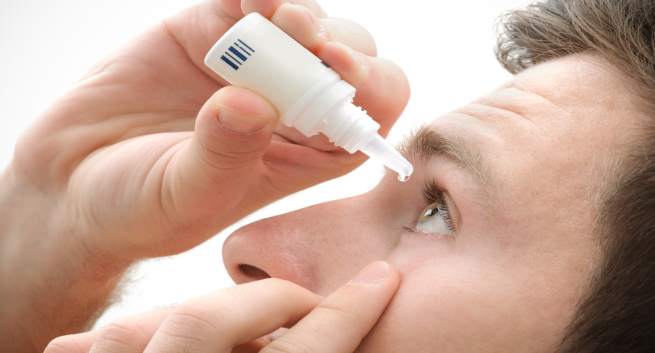 Dược sĩ Pasteur hướng dẫn sử dụng thuốc nhỏ mắt đúng cách cho trẻ