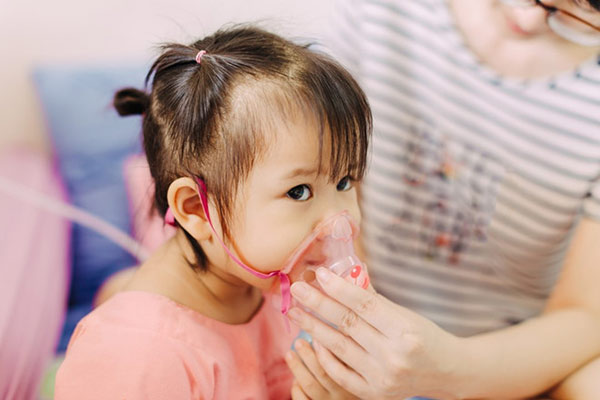 Trẻ bị viêm phổi cần tuân thủ theo phác đồ điều trị của Bác sĩ chuyên khoa