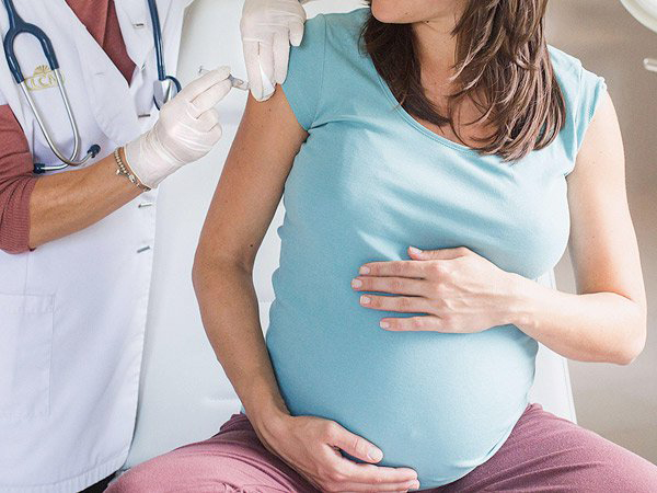 Những điều mẹ bầu cần biết khi tiêm chủng trong quá trình mang thai