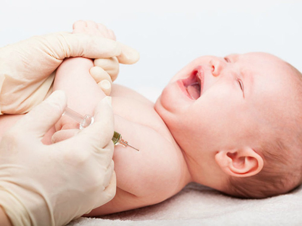 Bác sĩ chuyên khoa chia sẻ các vắc xin mẹ nên tiêm cho bé 