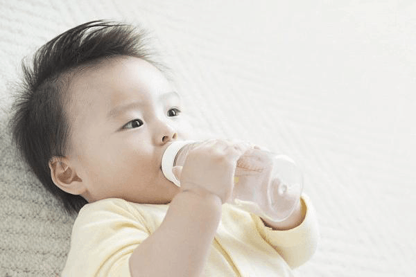 Cho trẻ uống nhiều nước hơn trong giai đoạn đầu trẻ mới bị đi ngoài