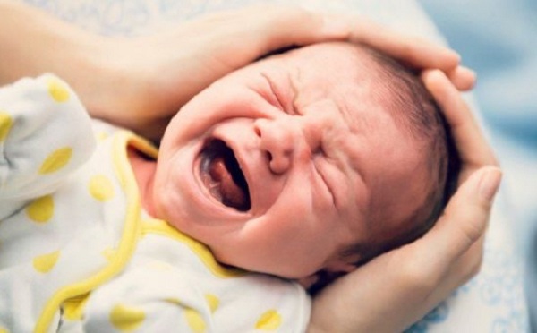 Trẻ hay quấy khóc là một trong những dấu hiệu sớm của bệnh còi xương
