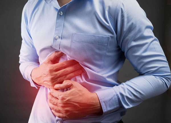 Người mắc viêm đại tràng mãn tính thường có biểu hiện đau bụng kéo dài 