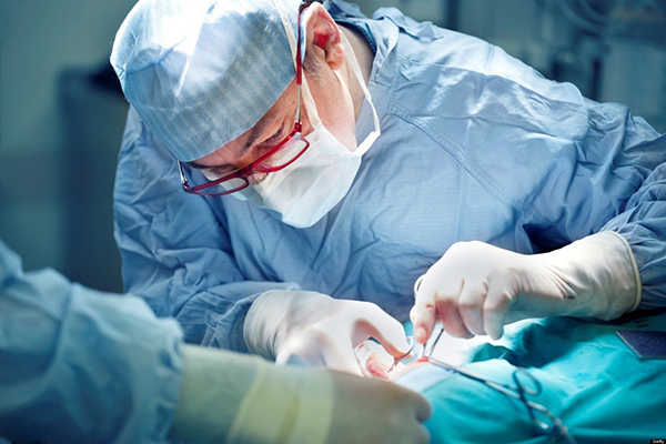 Bệnh nhân được chỉ định phẫu thuật khi bướu tuyến giáp to, gây mất thẩm mỹ