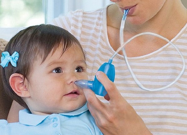 Vệ sinh mũi cho trẻ bằng dây hút mũi