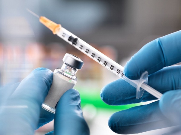 Những đối tượng nào cần thận trọng khi tiêm vắc xin ngừa COVID-19